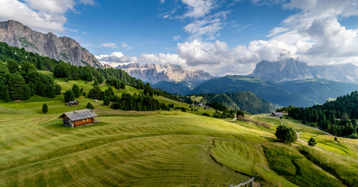 Südtiroler Berglandschaft im Sommer mit Dolomiten im Hintergrund. 